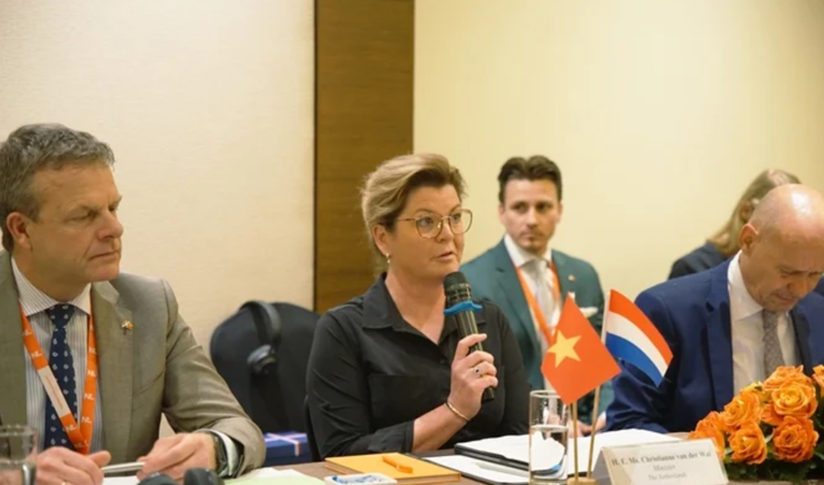 Bà Christianne van der Wal: 