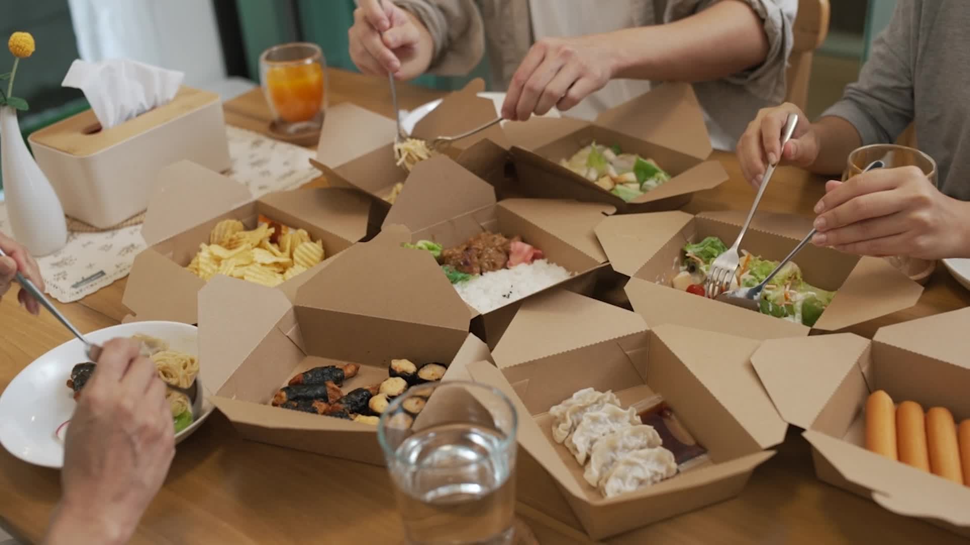 Ch&iacute;nh phủ c&aacute;c nước th&agrave;nh vi&ecirc;n Li&ecirc;n minh ch&acirc;u cũng đ&atilde; th&ocirc;ng qua một dự luật mới của EU về cắt giảm r&aacute;c thải bao b&igrave; v&agrave; cấm đồ nhựa d&ugrave;ng một lần.