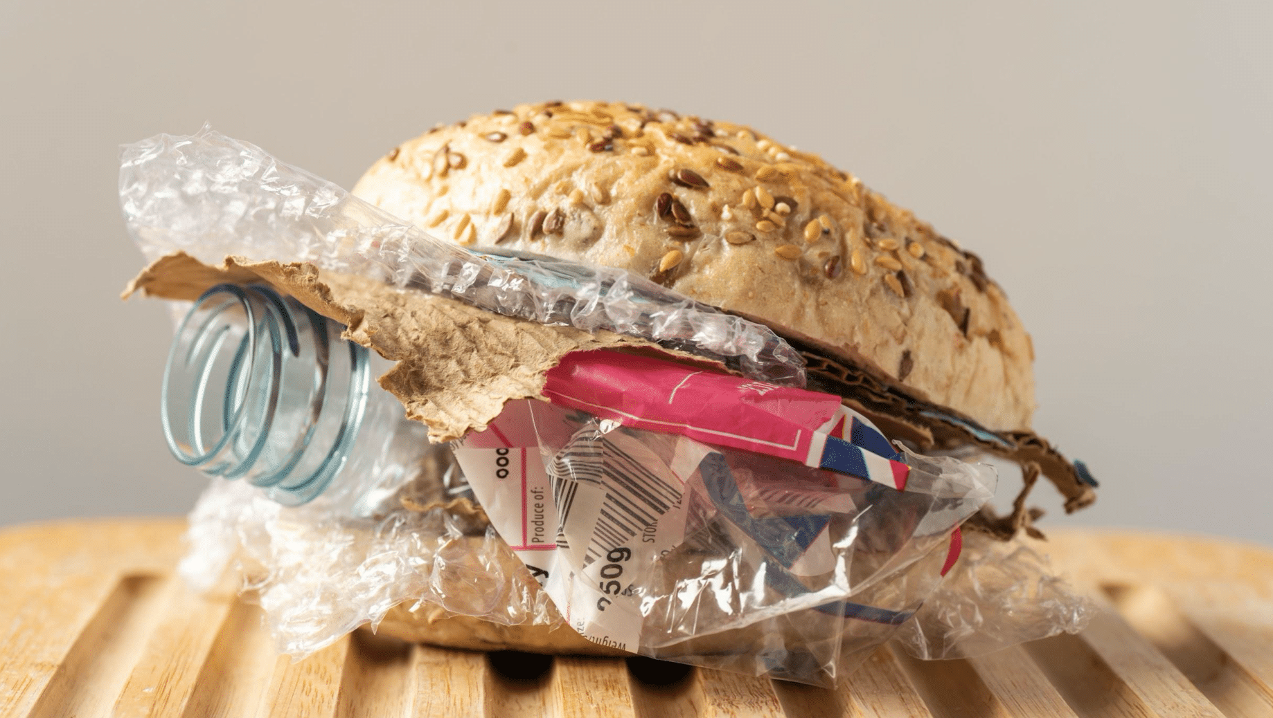 C&aacute;c h&oacute;a chất trong nhựa c&oacute; thể ngấm v&agrave;o nước v&agrave; thức ăn.