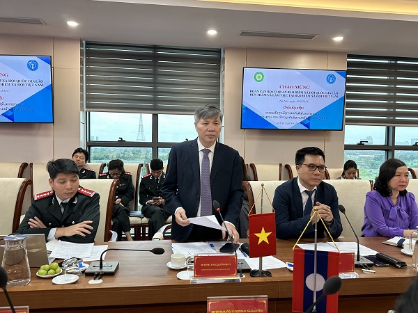 Ph&oacute; Tổng Gi&aacute;m đốc Bảo hiểm x&atilde; hội Việt Nam Nguyễn Đức H&ograve;a chia sẻ tại cuộc l&agrave;m việc.