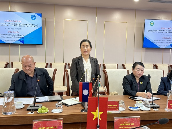 Bà Bouahome Phommachane, Phó Tổng Giám đốc cơ quan Bảo hiểm xã hội Lào, phát biểu tại buổi làm việc ngày 19/3/2024.