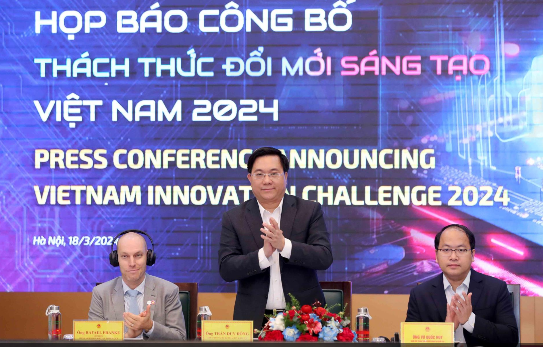 Thứ trưởng Trần Duy Đông, Giám đốc Trung tâm Đổi mới sáng tạo quốc gia (NIC) Vũ Quốc Huy và ông Rafael Frankel, Tập đoàn Meta tham gia buổi họp báo.