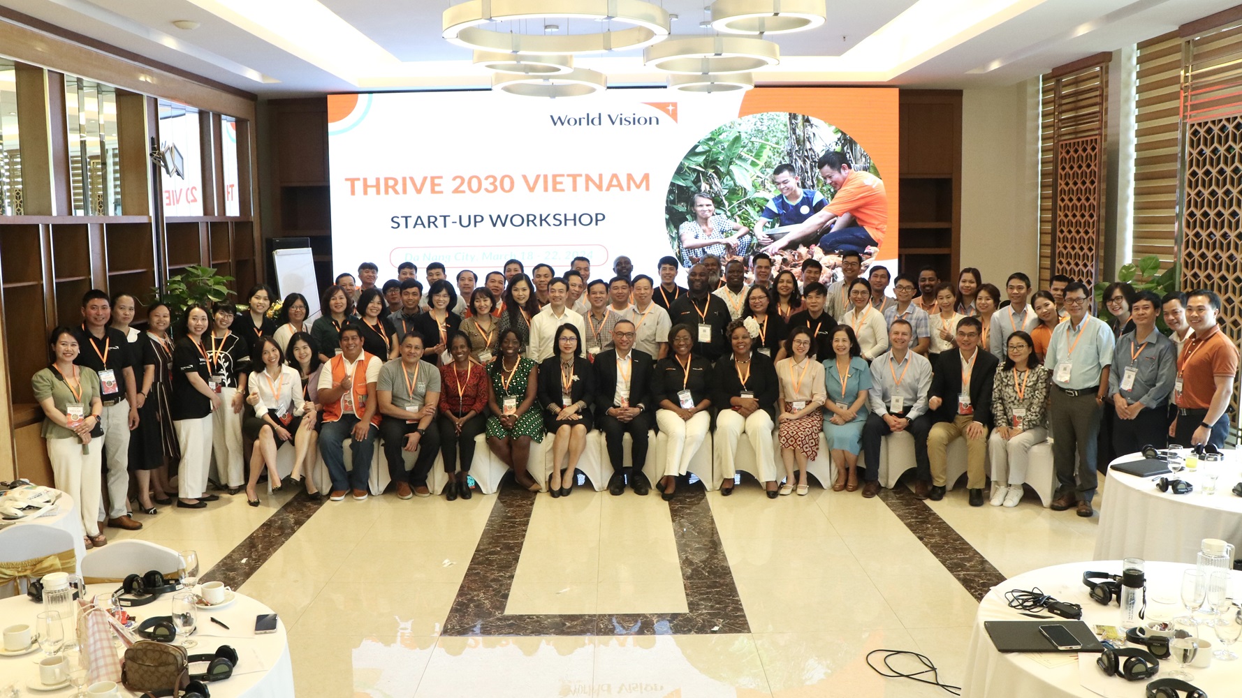 Các đại biểu tham gia khởi động dự án THRIVE 2030 tại Đà Nẵng.