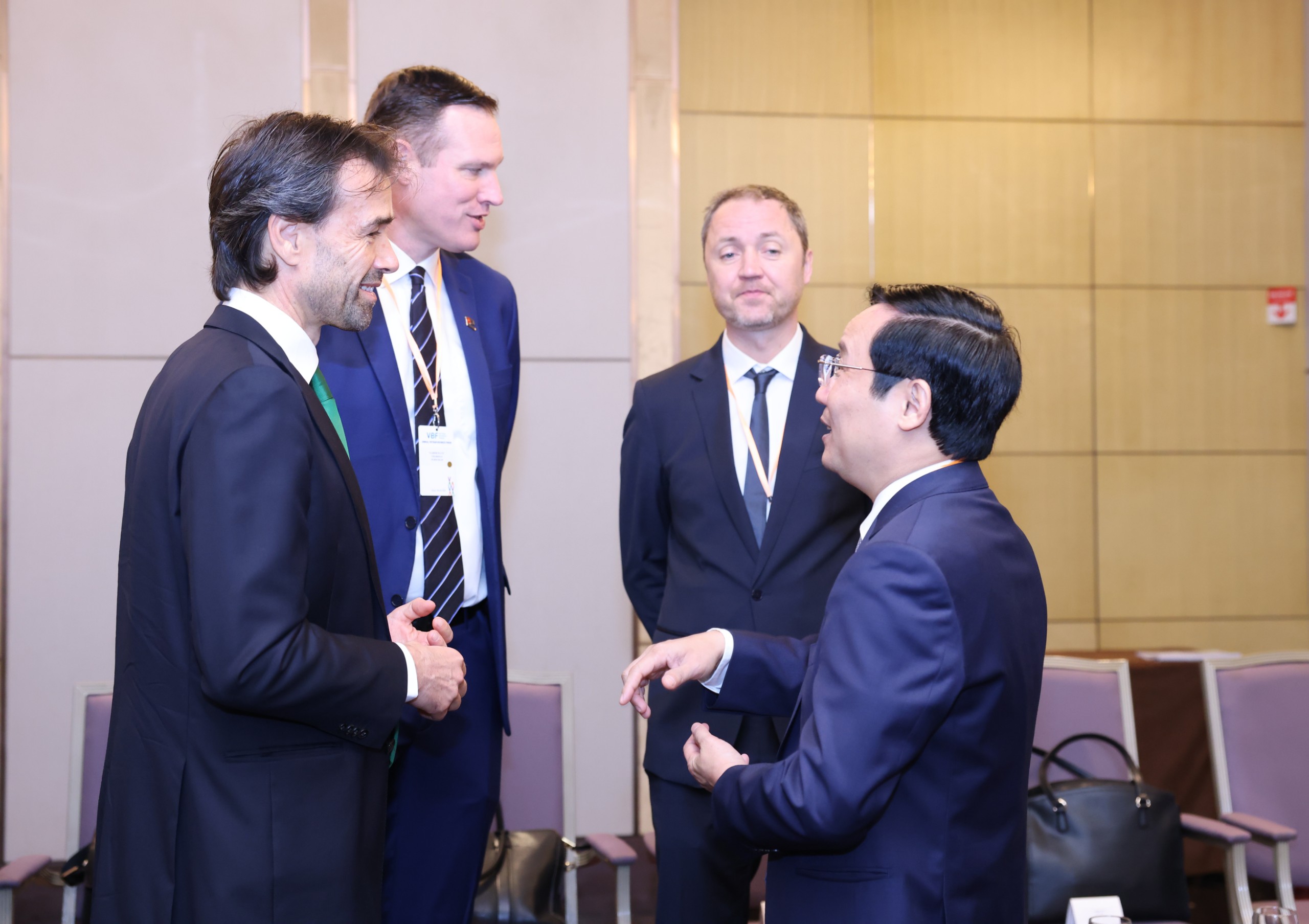 C&aacute;c doanh nghiệp chia sẻ b&ecirc;n lề hội nghị.