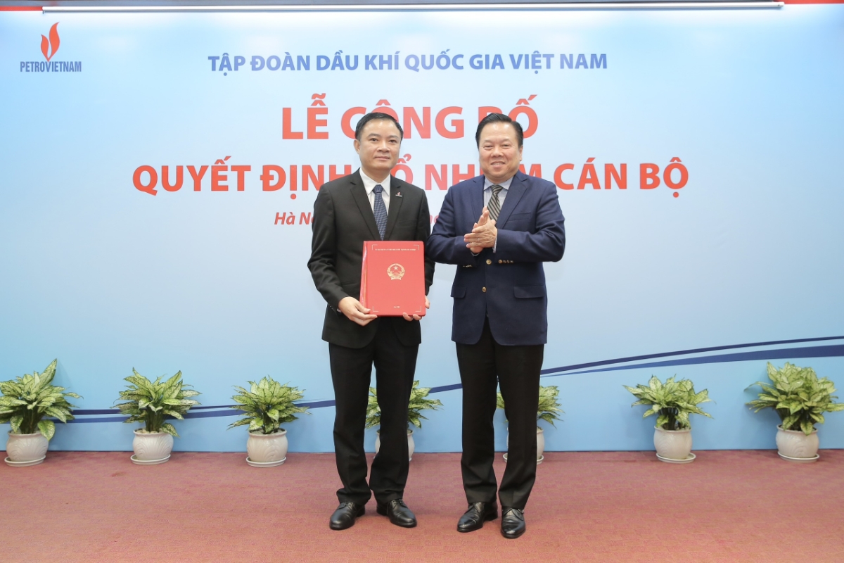 Đồng chí Nguyễn Hoàng Anh, Ủy viên Trung ương Đảng, Chủ tịch Ủy ban Quản lý vốn Nhà nước tại doanh nghiệp trao quyết định bổ nhiệm Thành viên Hội đồng Thành viên Petrovietnam cho đồng chí Lê Ngọc Sơn.