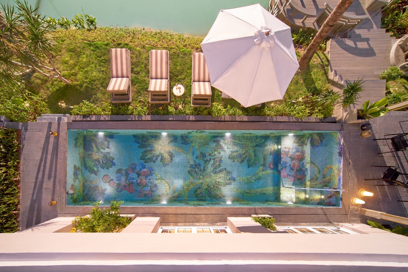 Biệt thự với bể bơi, s&acirc;n vườn ri&ecirc;ng.