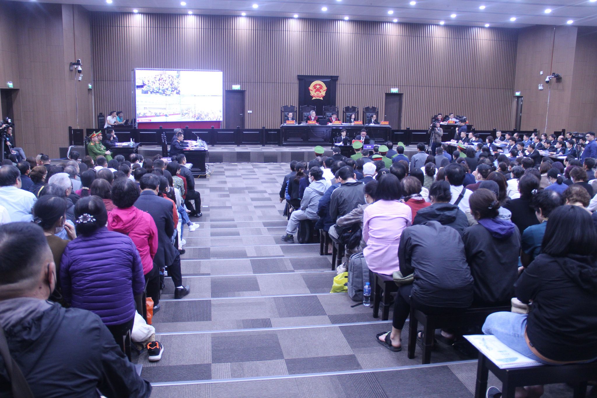 Quang cảnh phi&ecirc;n t&ograve;a.