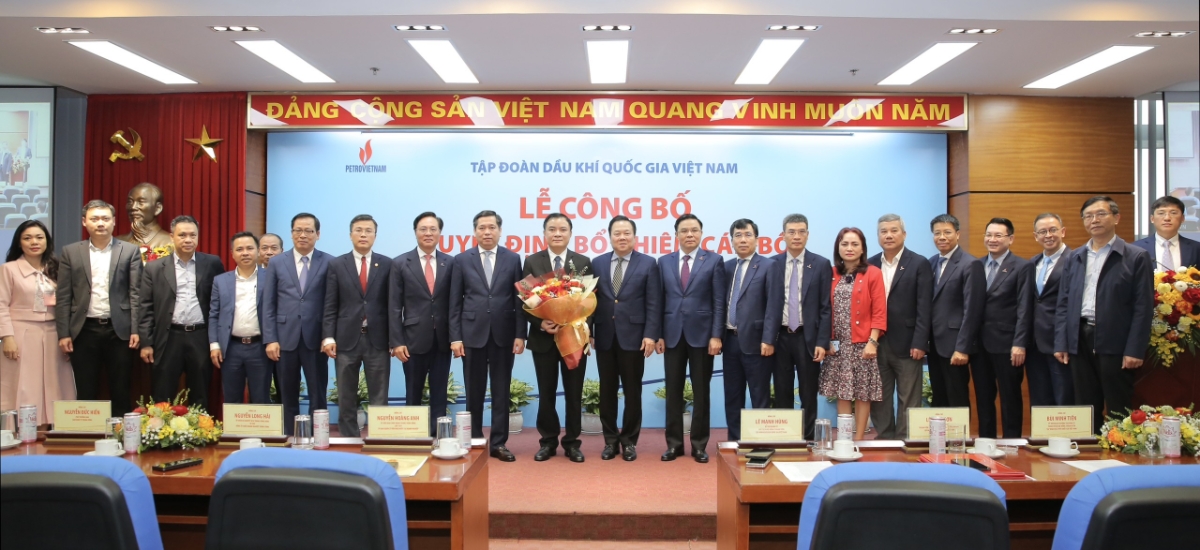 Các đồng chí lãnh đạo Ủy ban, Đảng ủy Khối DNTW, lãnh đạo Tập đoàn chúc mừng đồng chí Lê Ngọc Sơn.