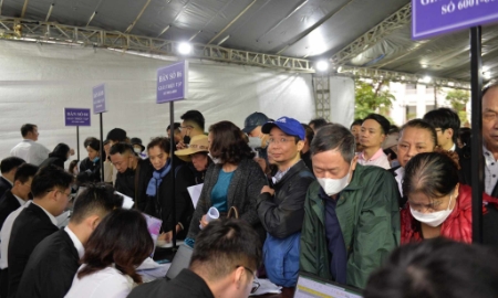 Các nhà đầu tư đăng ký tham dự phiên tòa.
