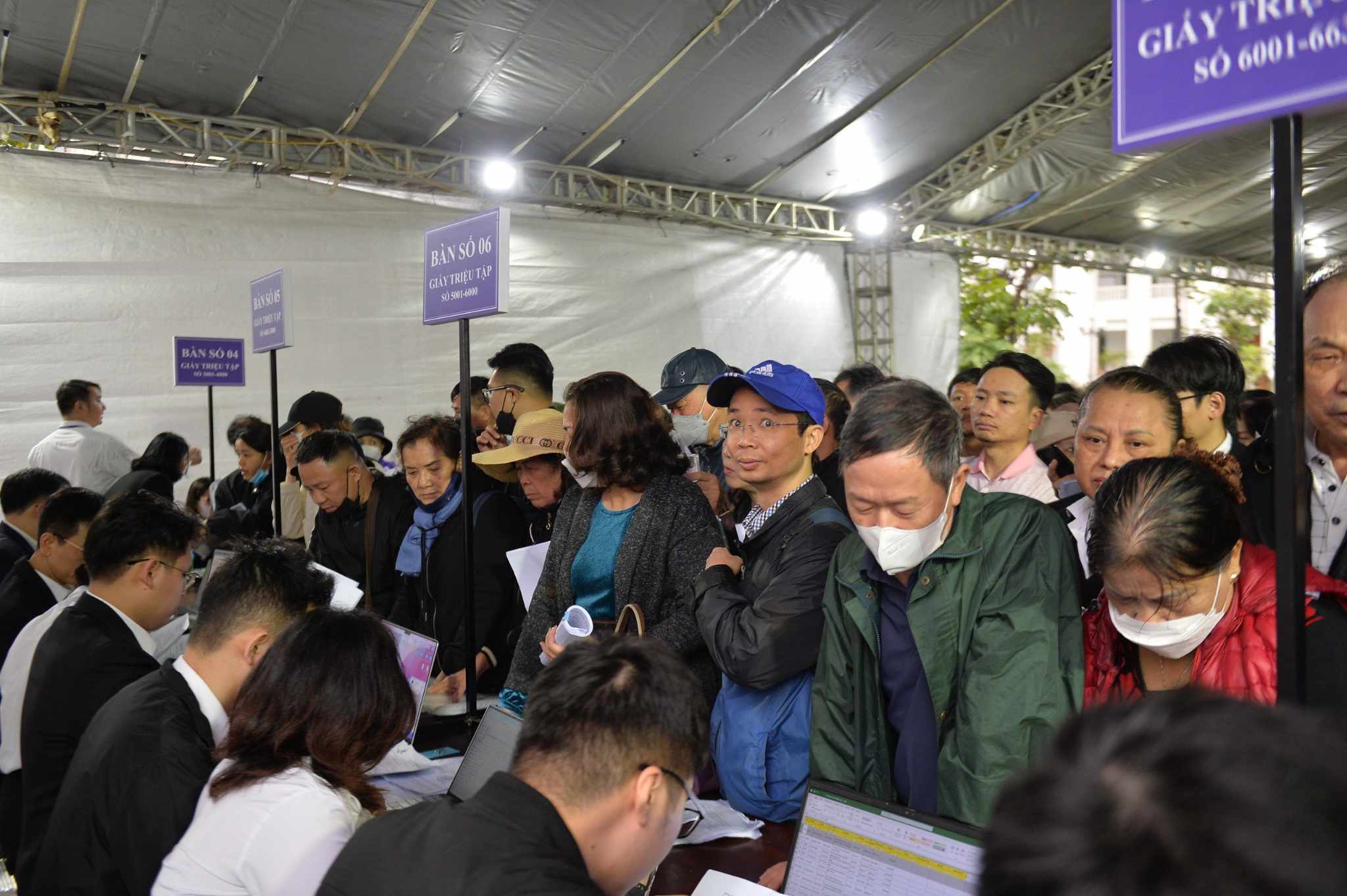 C&aacute;c bị hại đăng k&yacute; thủ tục tham dự phi&ecirc;n t&ograve;a v&agrave;o s&aacute;ng 18/3.