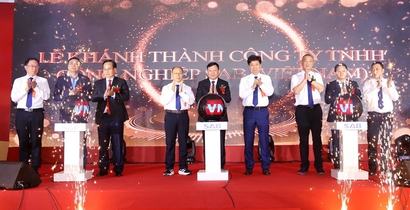 Các đại biểu thực hiện nghi thức khánh thành Nhà máy công nghiệp SAB Việt Nam
