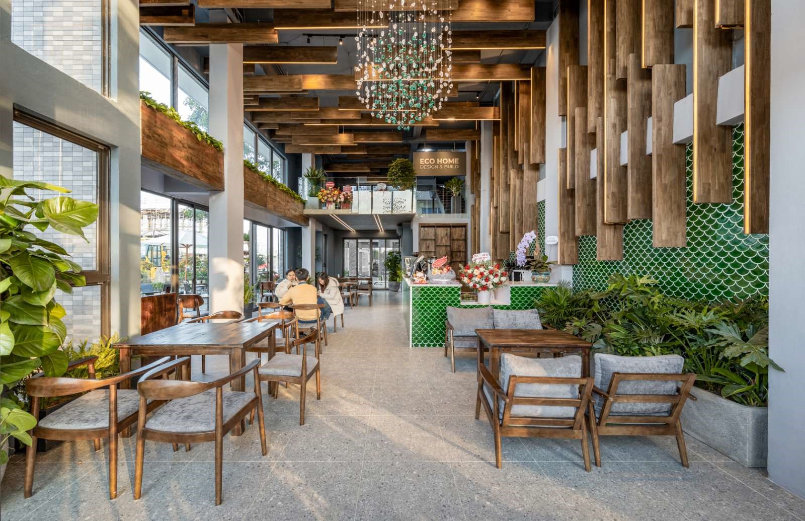 Mặt tiền rộng, trần cao gi&uacute;p nh&agrave; tho&aacute;ng m&aacute;t, hiện đại, hiệu quả kinh doanh.