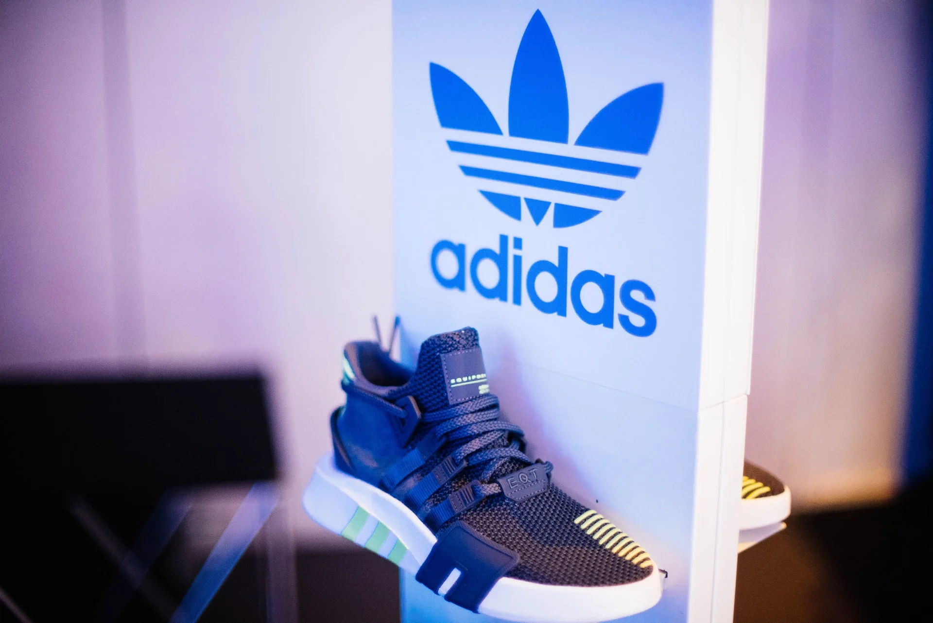 Adidas đã công bố khoản lỗ hàng năm đầu tiên sau hơn 30 năm.