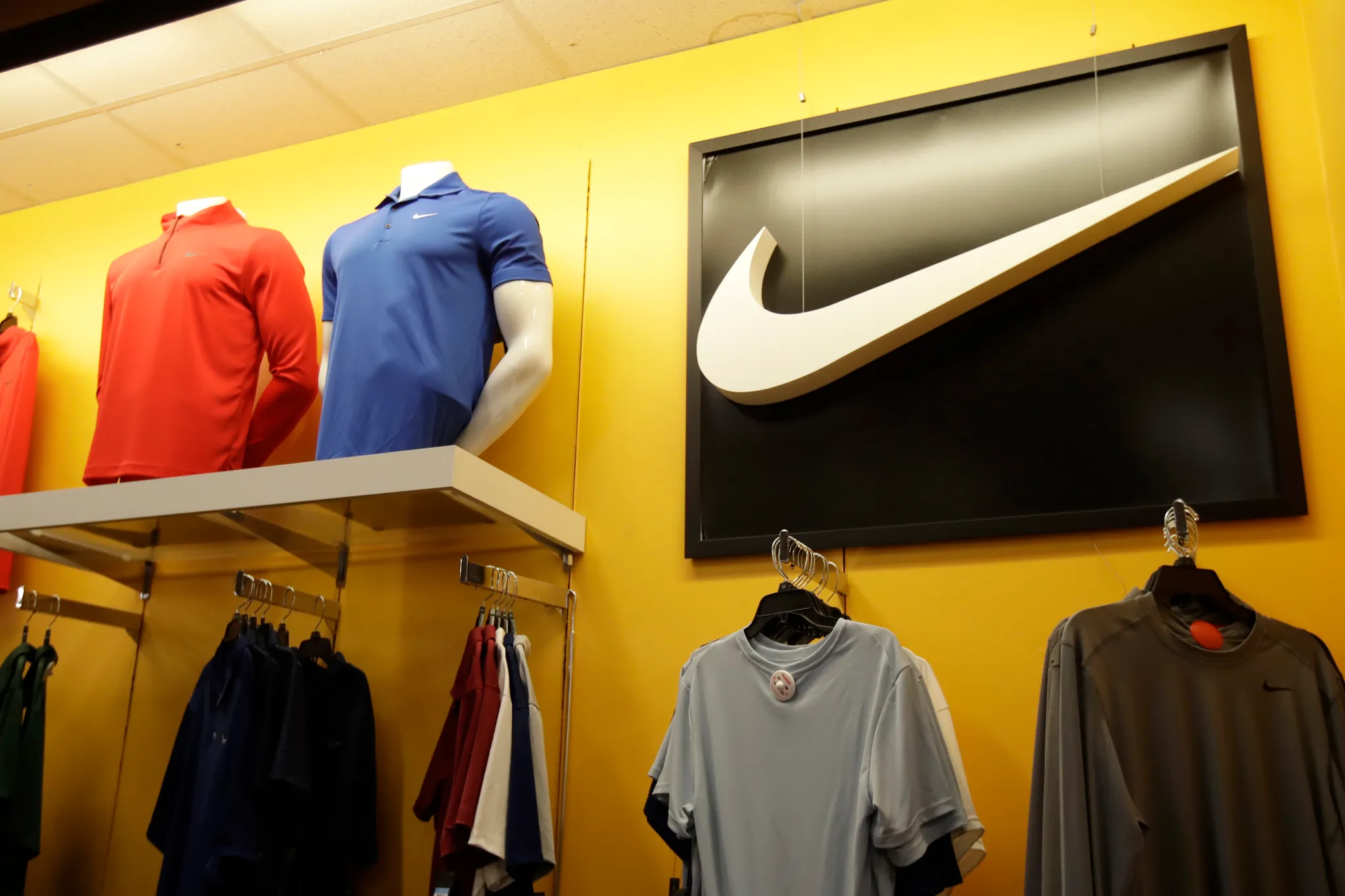 Nike đã lên kế hoạch tiết kiệm 2 tỷ USD trong 3 năm tới bằng cách thắt chặt nguồn cung một số sản phẩm, cải thiện chuỗi cung ứng.