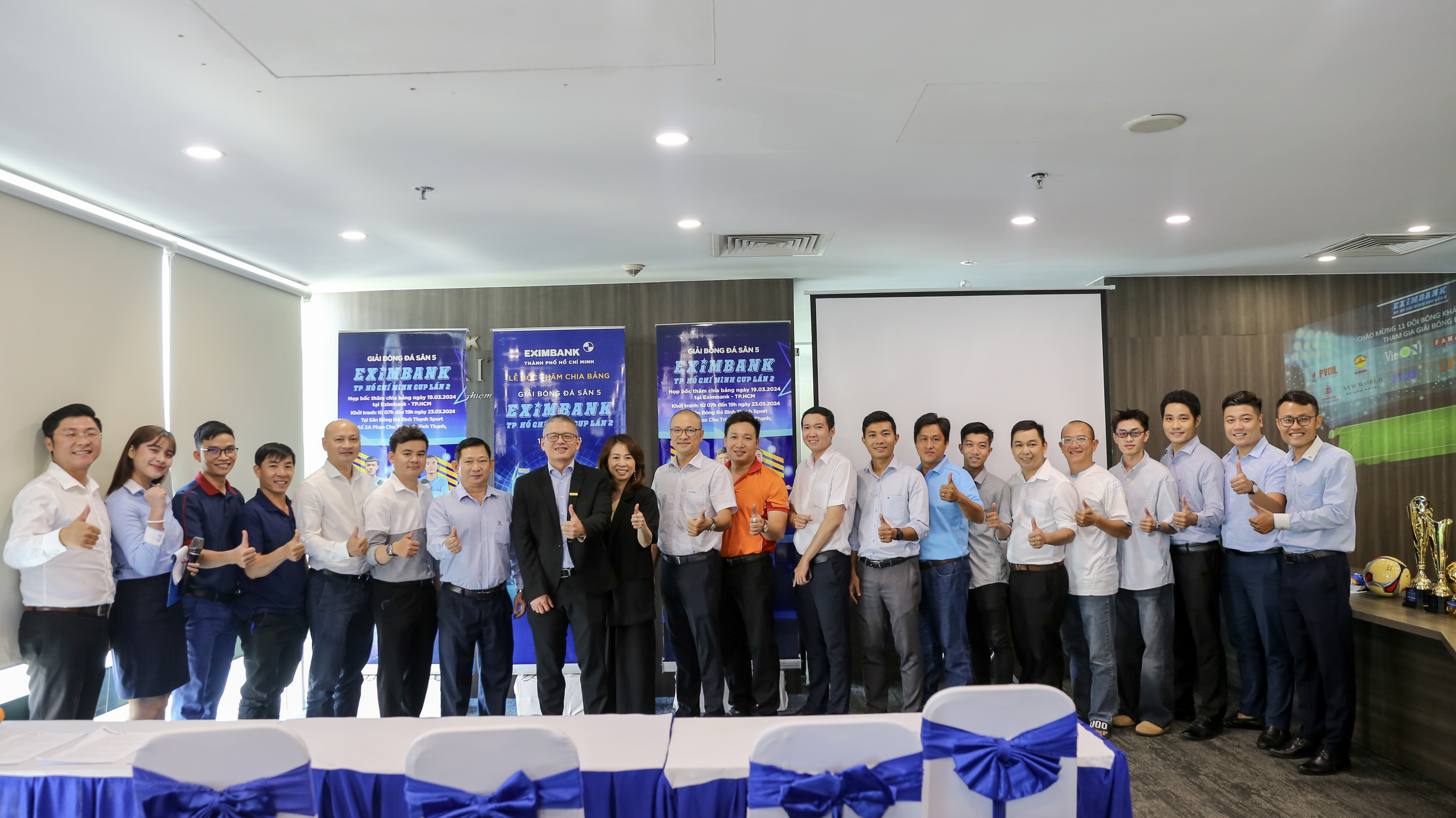 Đại diện Ban tổ chức tại lễ ra mắt và bốc thăm.