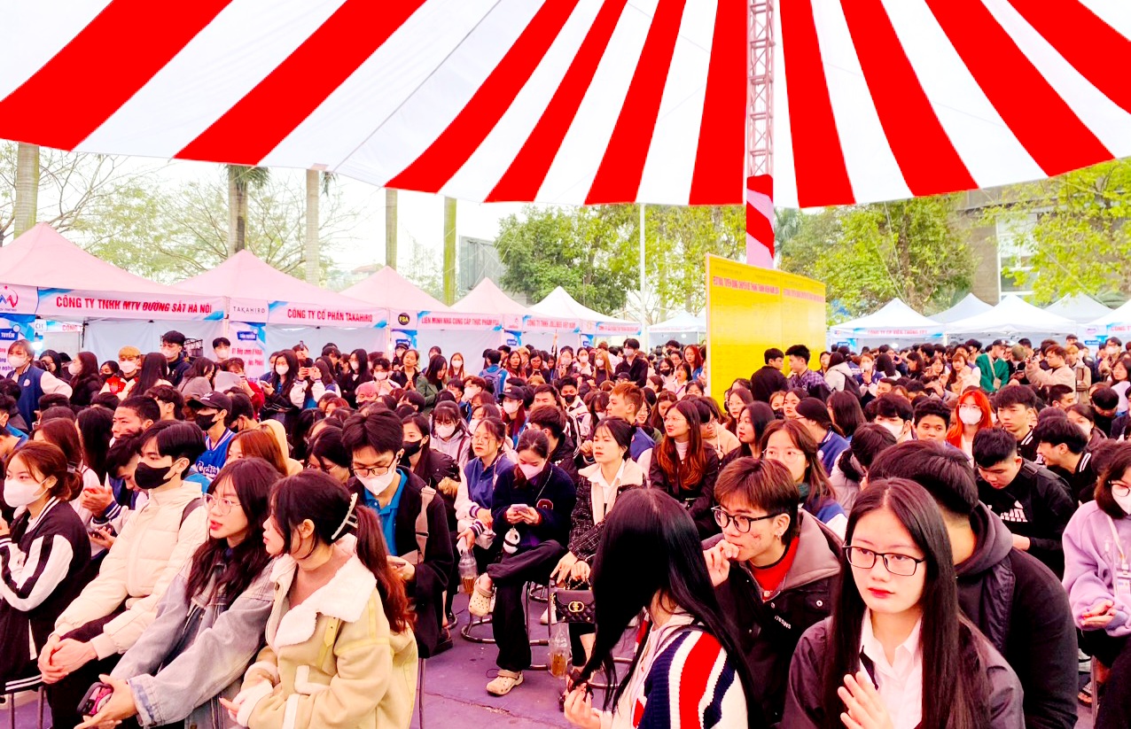 Lao động trẻ tại Hà Nội tham gia ngày hội việc làm. Ảnh: Thanh Bình.
