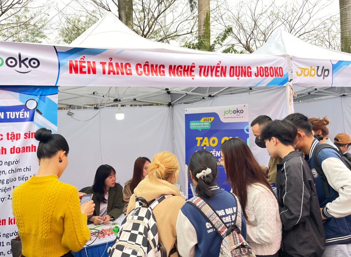 Các doanh nghiệp tham gia tuyển dụng ở nhiều lĩnh vực ngành nghề. 