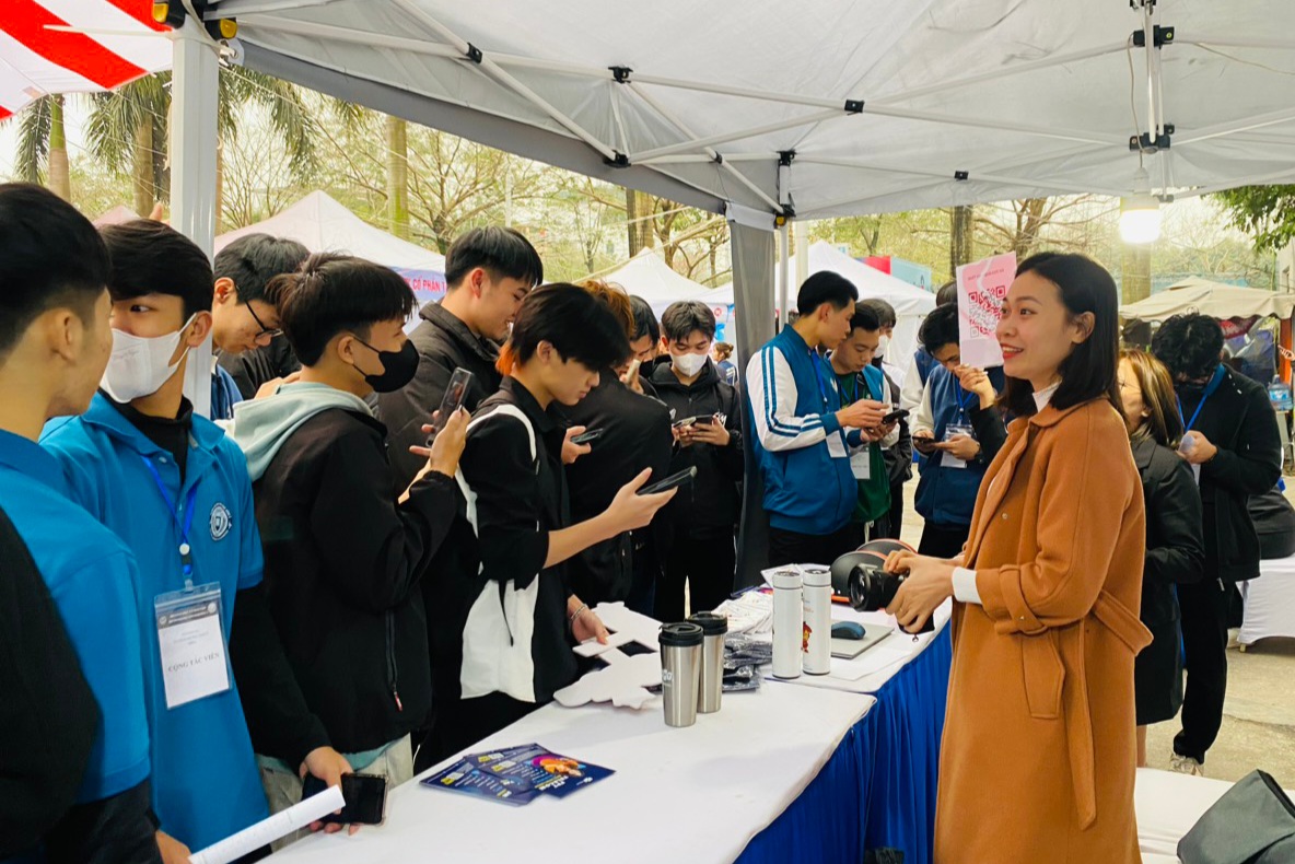 Nhiều cơ hội việc l&agrave;m được c&aacute;c doanh nghiệp mang đến phi&ecirc;n tuyển dụng. Ảnh: Thanh B&igrave;nh.