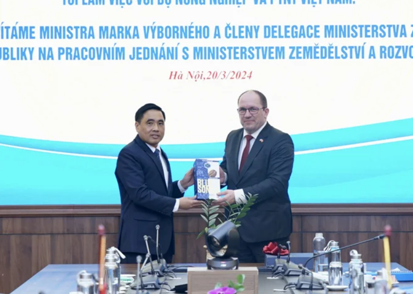 Thứ trưởng Nguyễn Quốc Trị tặng quà cho ông Marek Výborný.