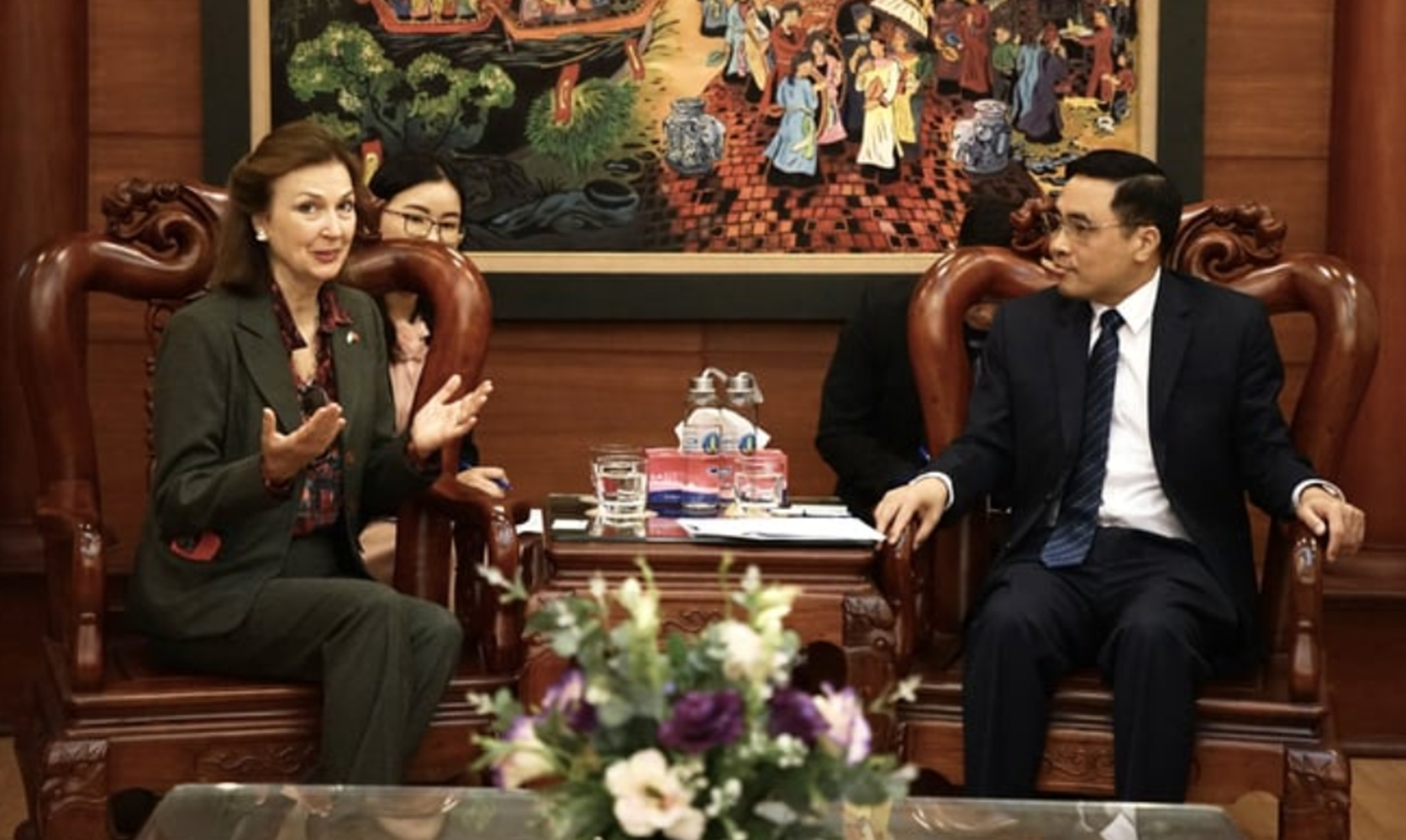 Thứ trưởng Nguyễn Quốc Trị tiếp bà Diana Mondino. 