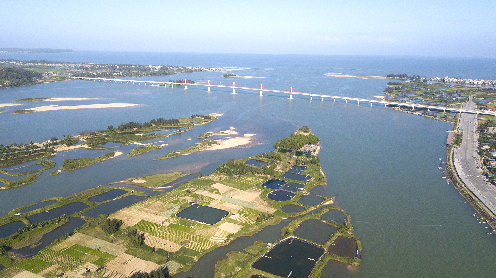 Cầu Cổ Lũy trên sông Trà Khúc tại TP. Quảng Ngãi, tỉnh Quảng Ngãi.