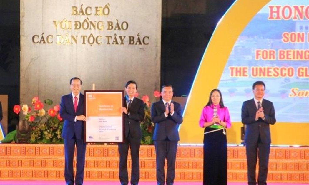 Thứ trưởng Phạm Ngọc Thưởng trao lại Chứng nhận