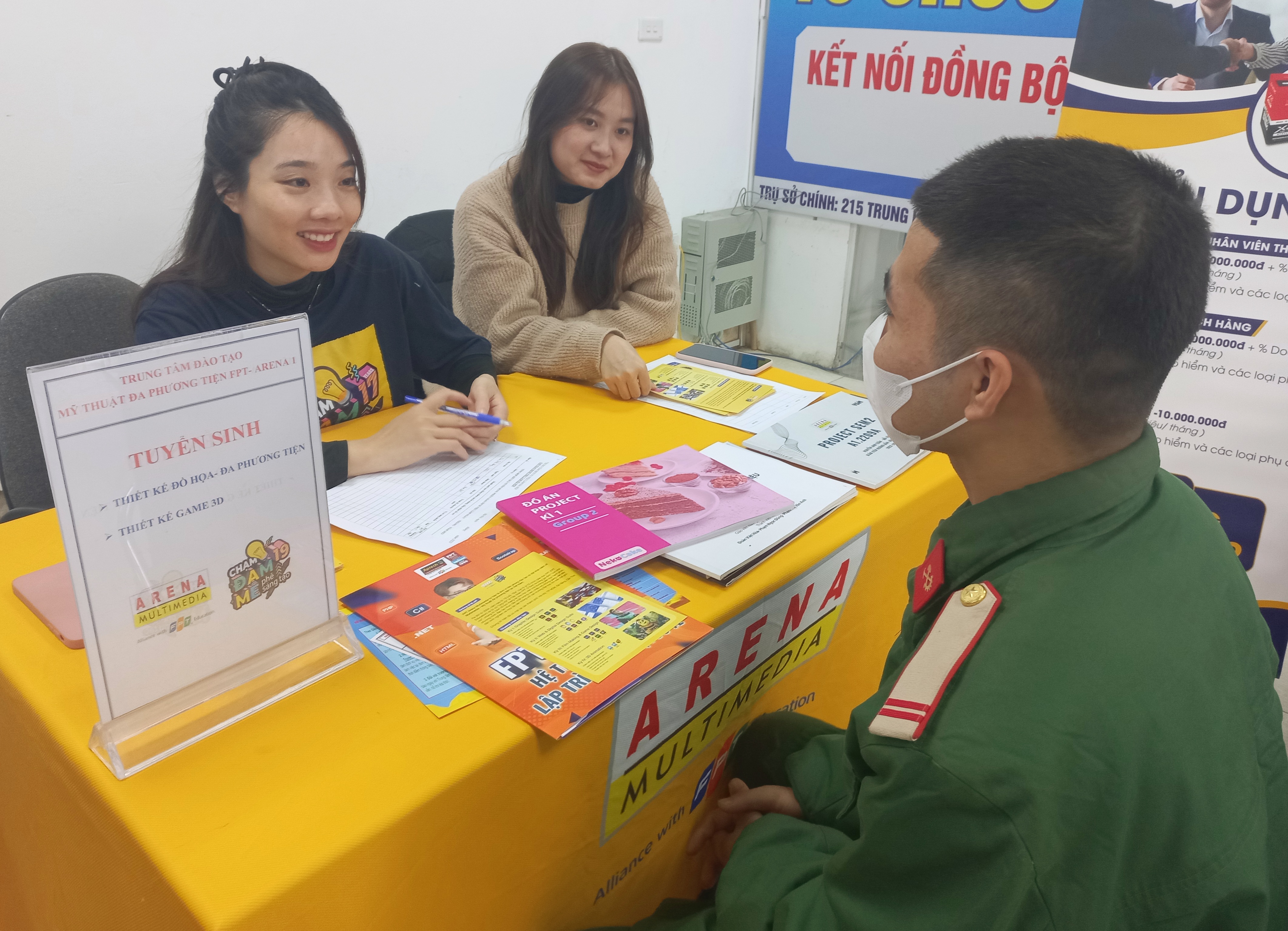 Tư vấn, giới thiệu việc l&agrave;m cho người lao động. Ảnh: Nhật Dương.