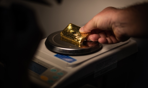 Giá vàng thế giới tăng dữ dội qua 2.200 USD/oz, vàng nhẫn trong nước nhảy gần 2 triệu đồng/lượng