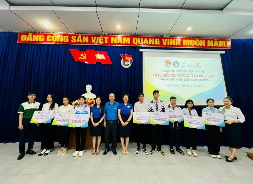 Đại diện Tỉnh đoàn Gia Lai, Đoàn thanh niên Vietcombank Gia Lai và Bắc Gia Lai trao tặng 8 suất học bổng “Vững tương lai” cho các em học sinh, sinh viên.