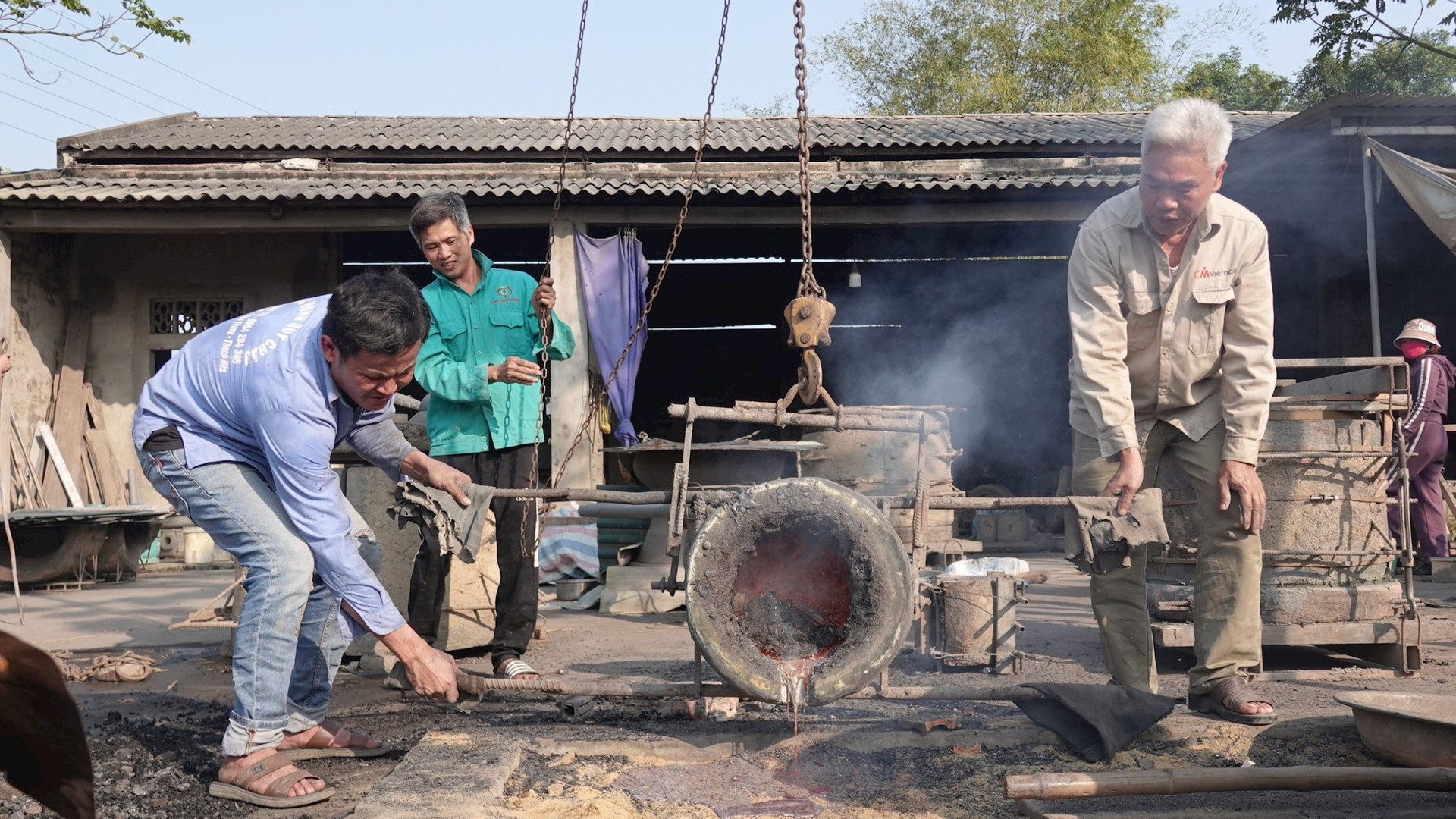 C&ocirc;ng đoạn đổ đồng được thực hiện bởi những người thợ c&oacute; kinh nghiệm, sức khỏe v&agrave; đ&ograve;i hỏi sự phối hợp ăn &yacute; từ khi nung cho đến m&uacute;c đồng.