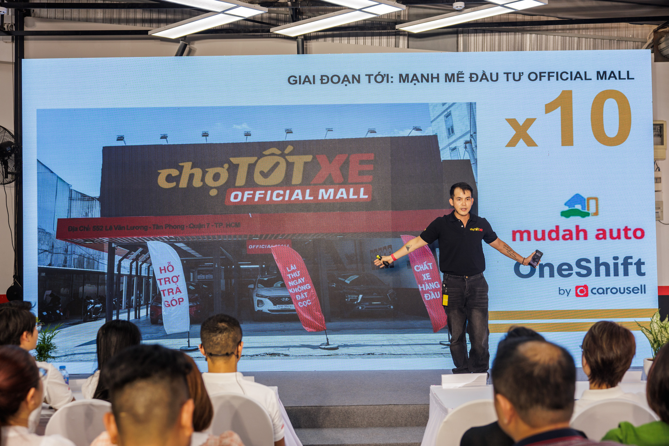 Giám đốc Chợ Tốt Xe Triệu Khắc Thiệp giới thiệu mô hình Official Mall, chiều 20/3.