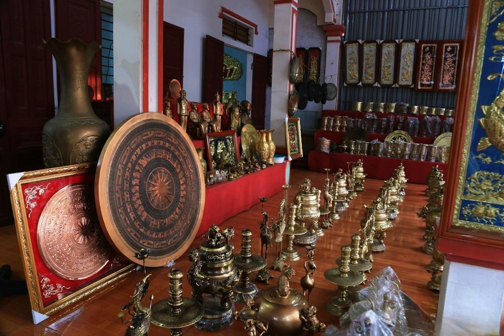 Những sản phẩm chế t&aacute;c từ đồng của l&agrave;ng Tr&agrave; Đ&ocirc;ng được kh&aacute;ch h&agrave;ng ưu chuộng.