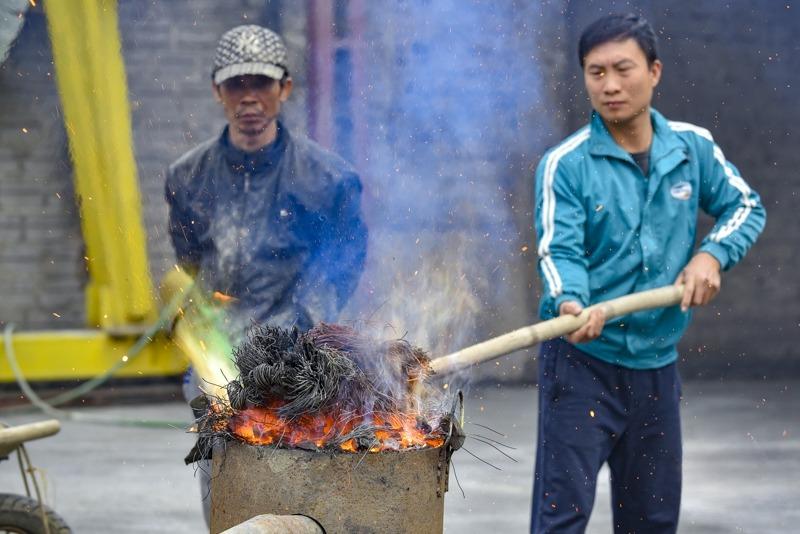 Người thợ sẽ đổ đồng nóng chảy để chuẩn bị đổ vào khuôn đúc sản phẩm.