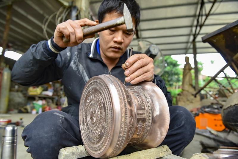 Các khâu cuối cùng là đập bỏ khuôn đất những sản phẩm bằng đồng trải qua quá trình làm nguội, mài giũa, chạm khắc hoa văn và đánh bóng rồi thành phẩm.