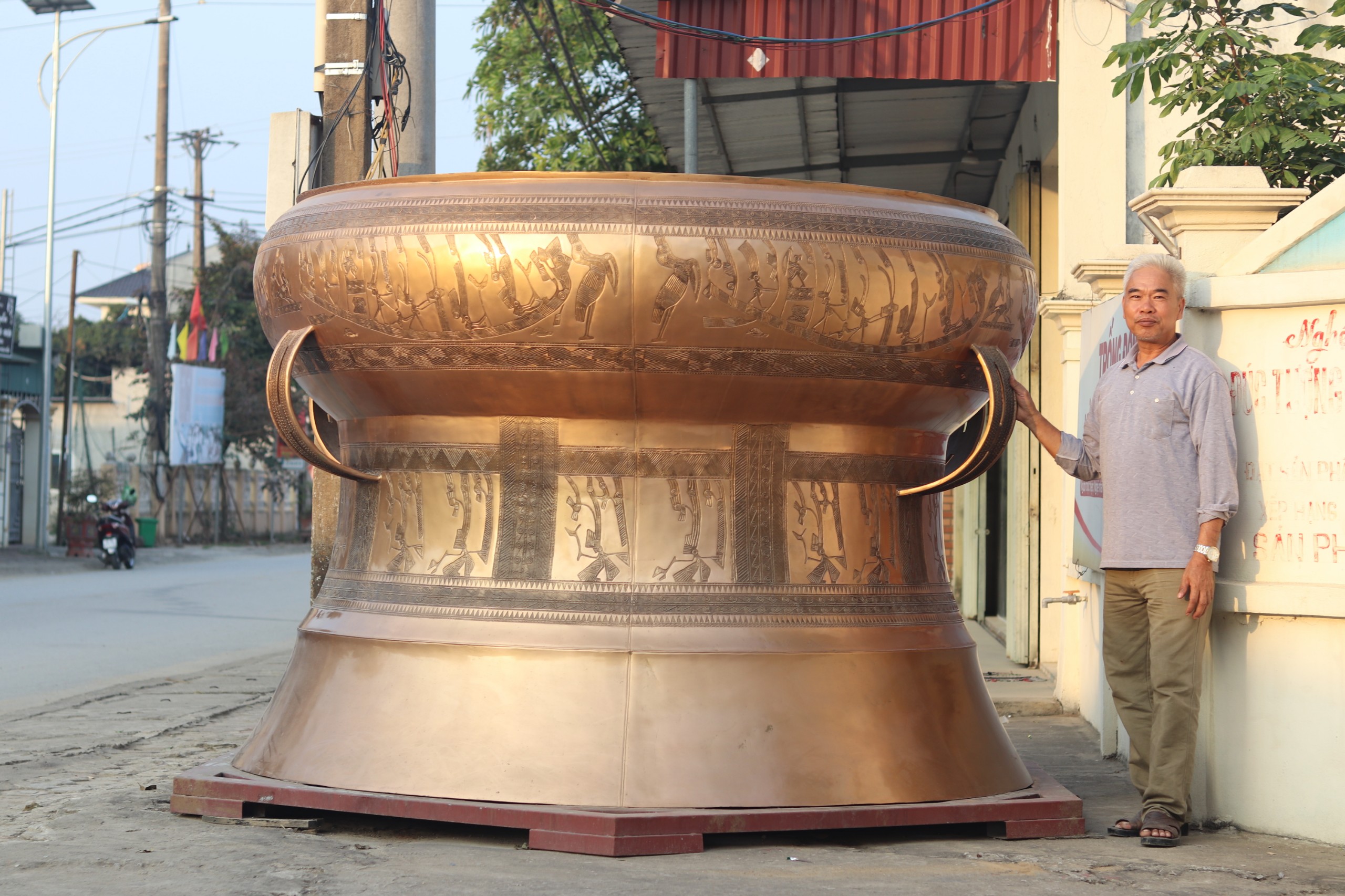 Xưởng đúc đồng của gia đình ông Nguyễn Bá Châu tại làng Trà Đông, nghệ nhân đã xác lập 4 kỷ lục Việt Nam, trong số đó có phiên bản trống đồng Ngọc Lũ nặng gần 4 tấn nằm bên trong làng Trà Đông.