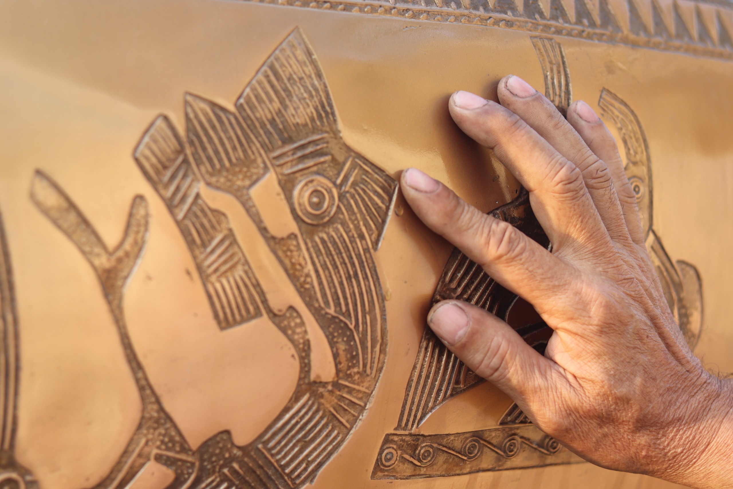 Chiếc trống đồng khổng lồ n&agrave;y được &ocirc;ng v&agrave; 10 c&ocirc;ng nh&acirc;n c&ugrave;ng con trai l&agrave; anh Nguyễn B&aacute; Qu&yacute; l&agrave;m bằng phương ph&aacute;p thủ c&ocirc;ng trong thời gian 6 th&aacute;ng. &nbsp;