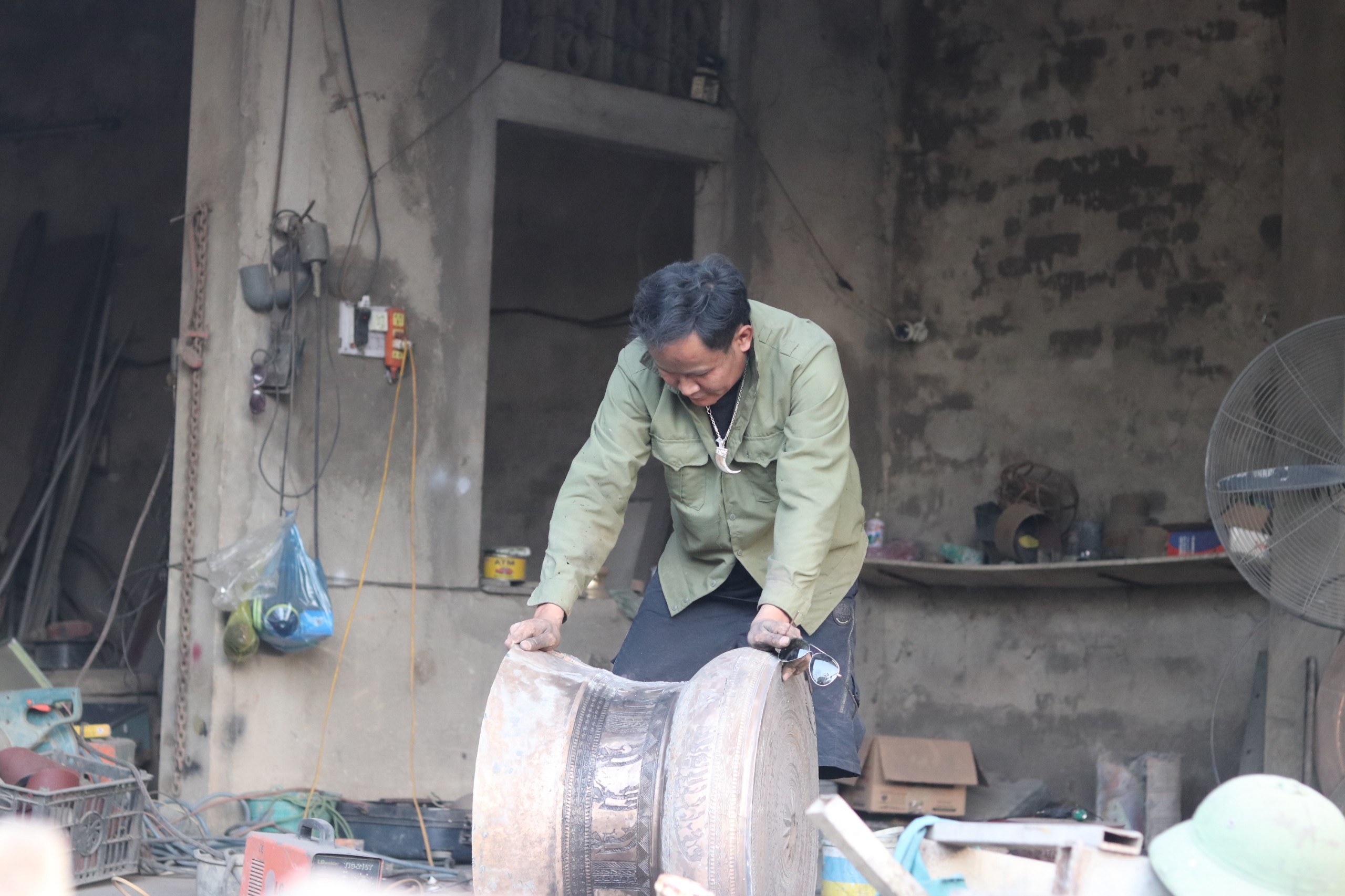 Theo c&aacute;c nghệ nh&acirc;n, để c&oacute; một sản phẩm, người l&agrave;m nghề phải thực hiện nhiều c&ocirc;ng đoạn. C&ocirc;ng việc n&agrave;y kh&ocirc;ng chỉ đ&ograve;i hỏi sự cần c&ugrave;, tỉ mỉ m&agrave; người thợ c&ograve;n phải c&oacute; sức khỏe, sự chịu kh&oacute;, chịu khổ.