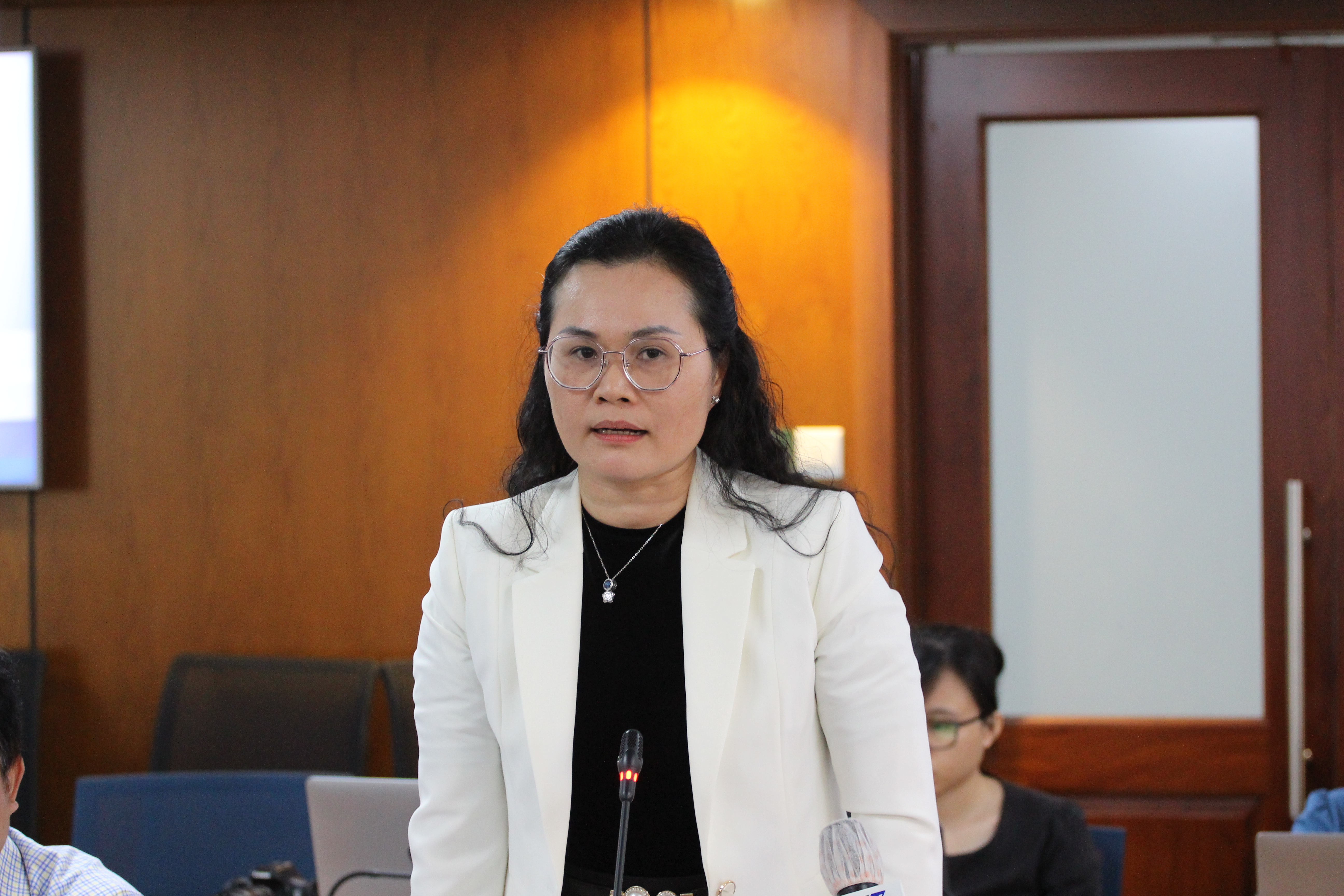 Bà Lê Thụy Mỵ Châu, Phó Giám đốc Sở Giáo dục và Đào tạo TP.HCM, phát biểu tại buổi họp chiều 21/3. Ảnh: TN