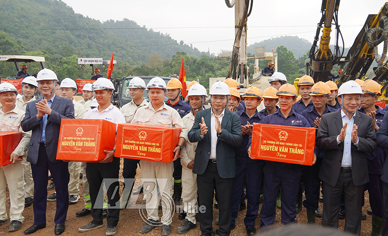 Lãnh đạo Bộ Giao thông vận tải và tỉnh Quảng Bình tặng quà động viên cán bộ, công nhân các nhà thầu thi công dự án.