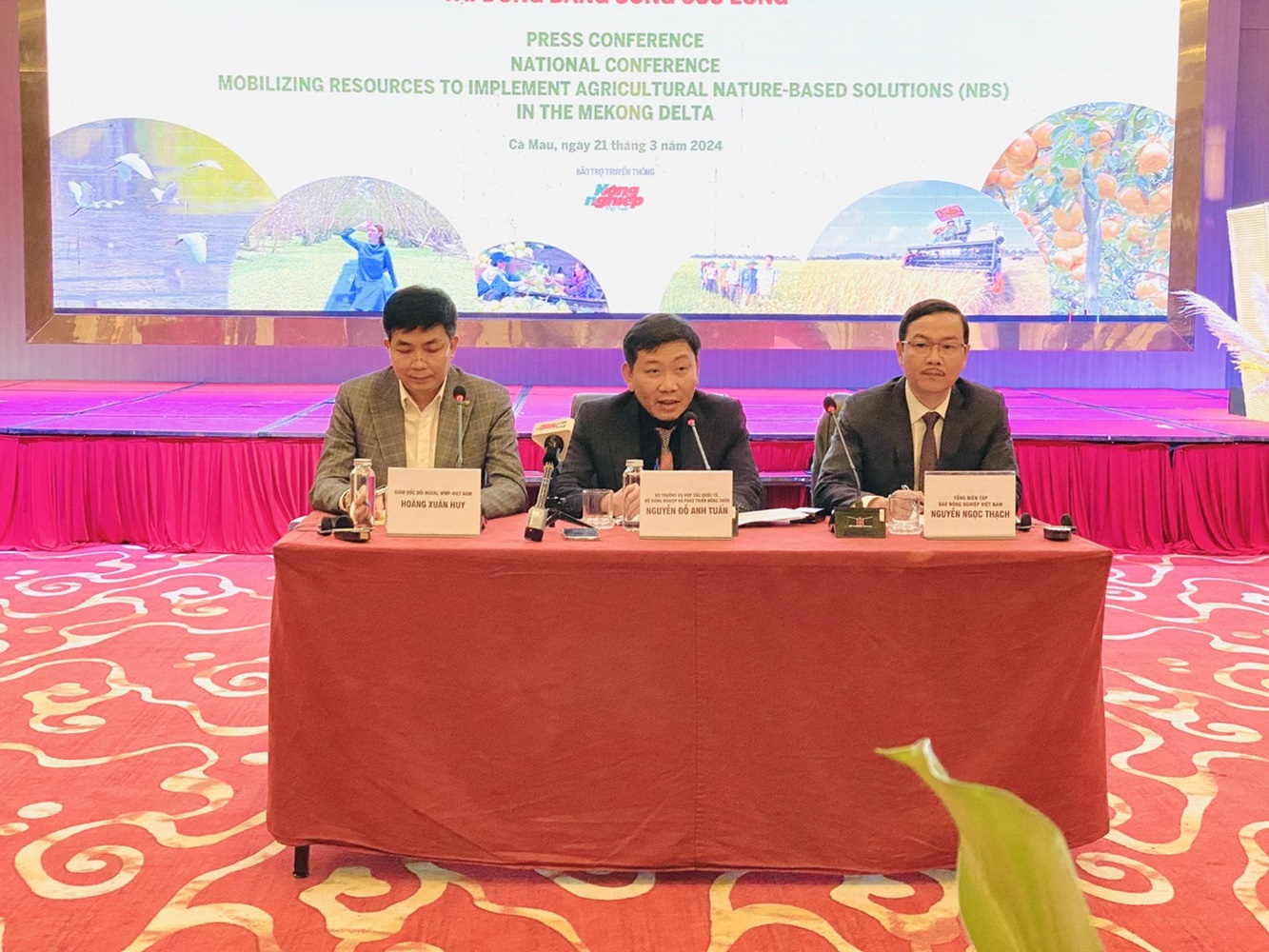 Ông Nguyễn Đỗ Anh Tuấn (người ngồi giữa) chủ trì buổi họp báo.