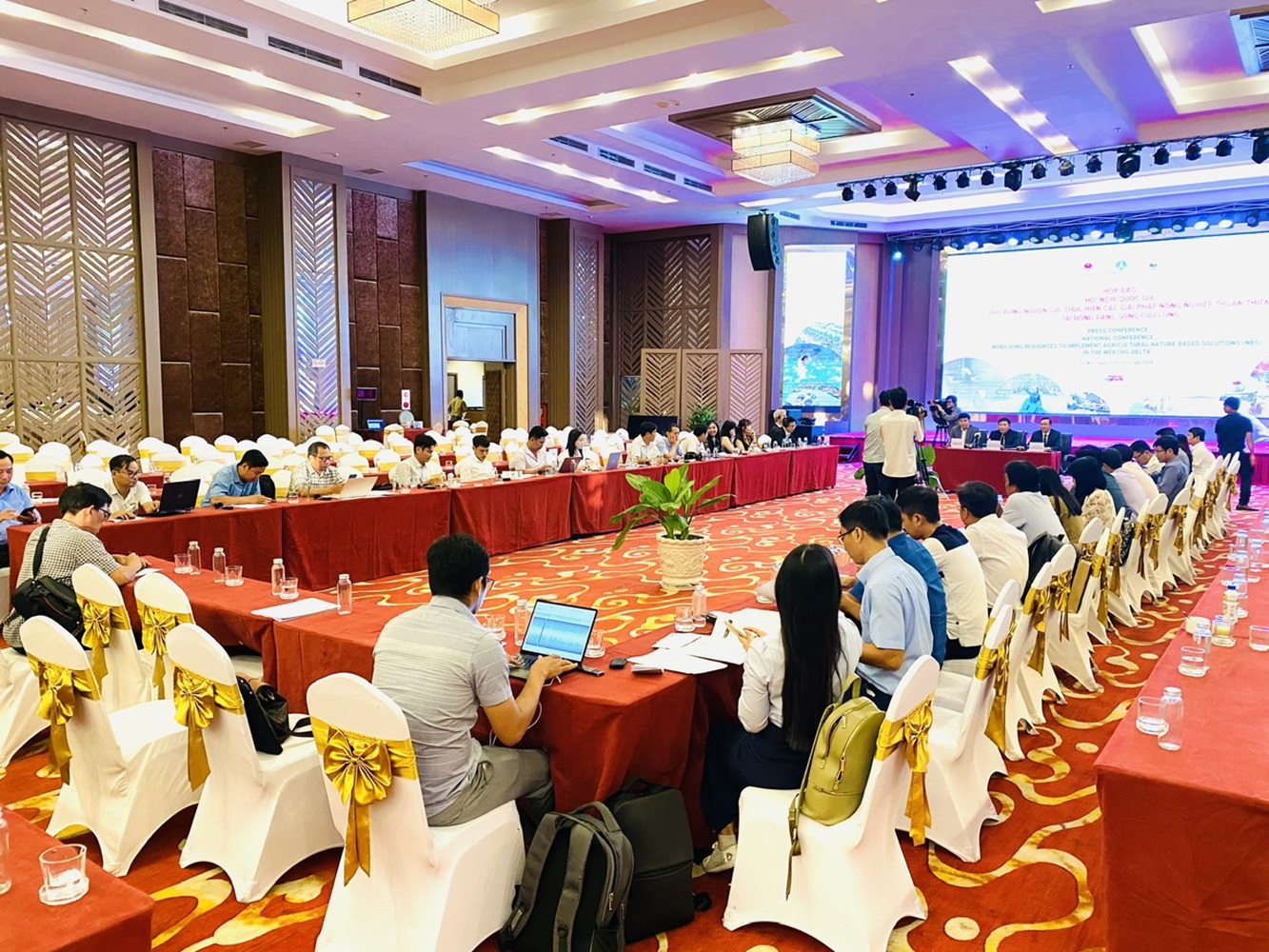 Quang cảnh buổi họp b&aacute;o