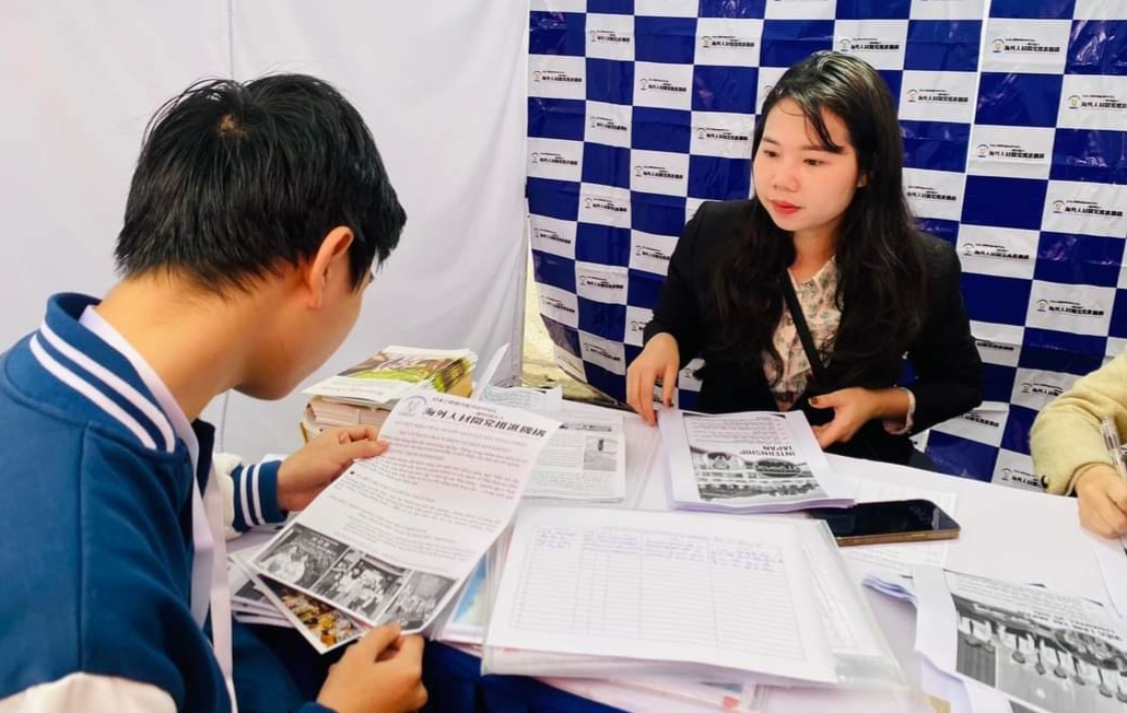 Người lao động tìm hiểu thông tin vị trí việc làm. Ảnh: Thanh Hải.