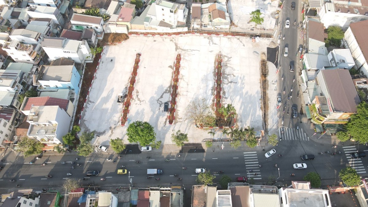 Khu đất "vàng" 2 mặt tiền (phường Quyết Thắng) từng là cơ sở 2 bệnh viện đa khoa Đồng Nai (cũ) có diện tích 5.700 m2, đã được TP. Biên Hòa "mượn tạm" làm bãi đậu xe miễn phí cho người dân. Ảnh: Phước Tuấn.