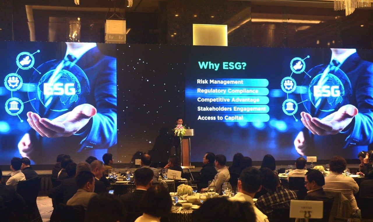 Đại diện Viettel IDC chia sẻ về B&aacute;o c&aacute;o ph&aacute;t triển bền vững.