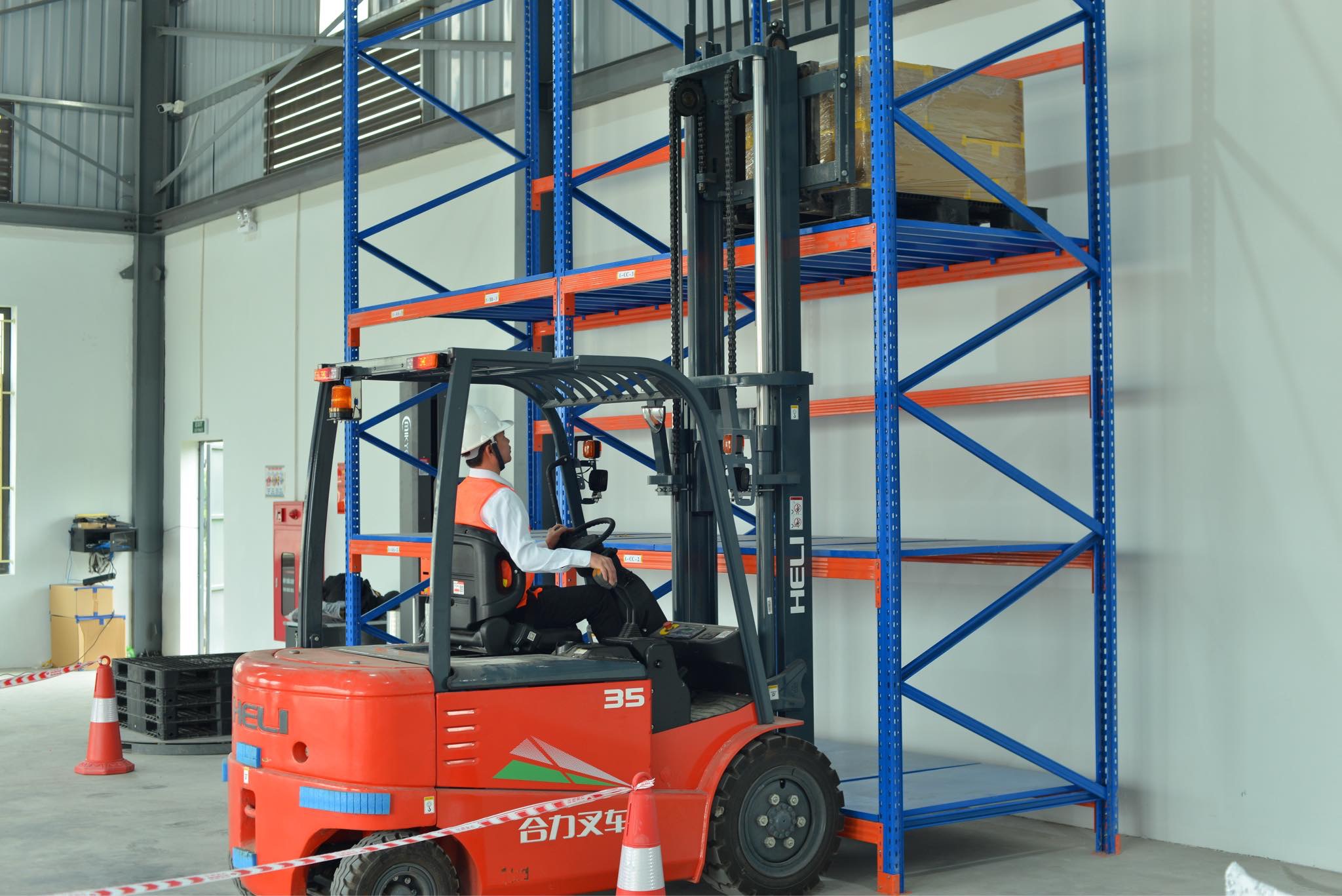 Australia th&ocirc;ng qua Chương tr&igrave;nh Aus4Skills đ&atilde; triển khai kh&oacute;a đ&agrave;o tạo n&acirc;ng cao về chiến lược (CBTA)&nbsp;v&agrave; kh&oacute;a học ngắn hạn Australia Awards Short Course (AASC) đối với chiến lược đ&agrave;o tạo nghề cho giảng vi&ecirc;n v&agrave; c&aacute;n bộ gi&aacute;o dục nghề nghiệp trong ng&agrave;nh logisitcs.