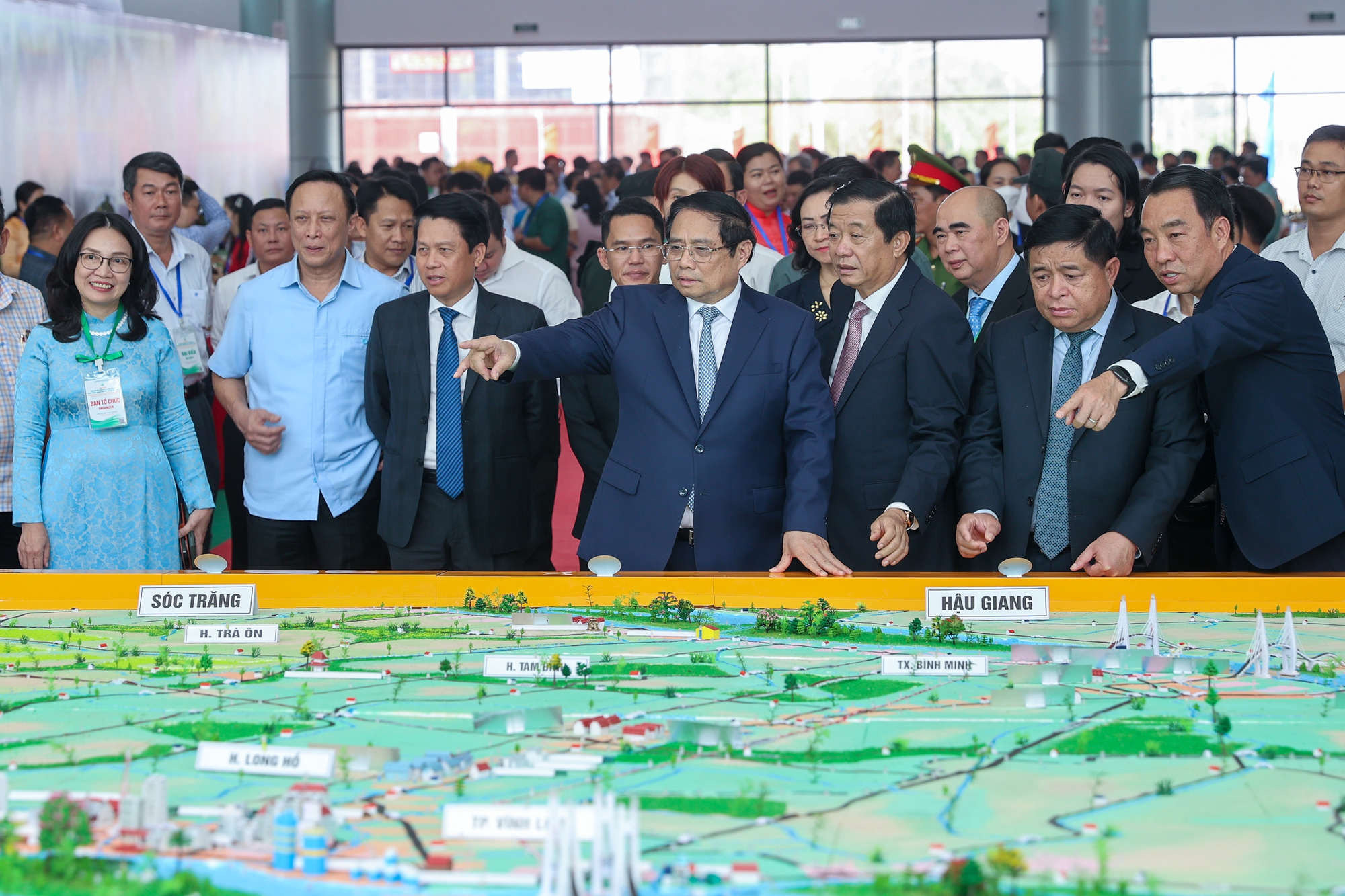 Thủ tướng v&agrave; c&aacute;c đại biểu xem sa b&agrave;n Quy hoạch tỉnh Vĩnh Long - Ảnh: VGP