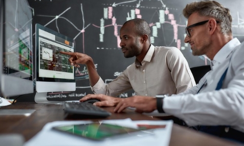 Khối ngoại vẫn bán ròng mạnh hơn 3.000 tỷ tuần qua, dòng tiền cá nhân đỡ gần một nửa