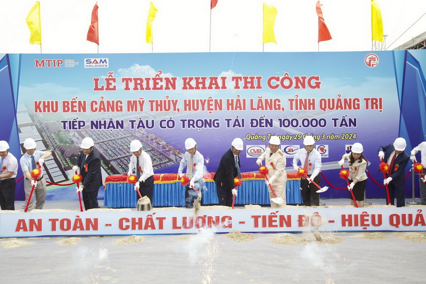 Tái triển khai thi công dự án bến cảng Mỹ Thủy sau 4 năm "đắp chiếu" vào ngày 25/3/2024. Ảnh: Ngọc Tân.