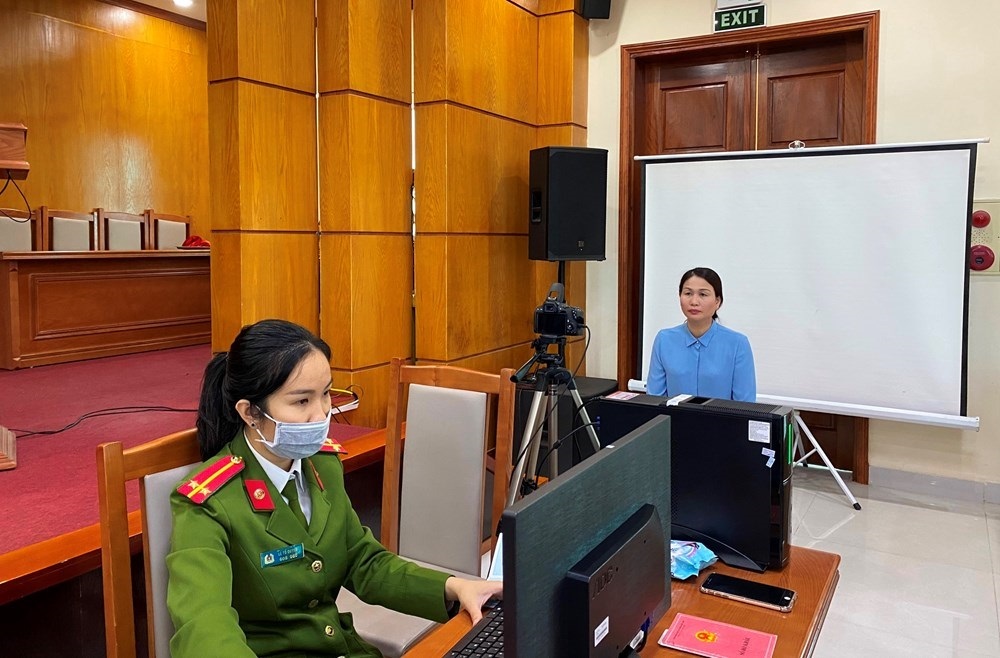 Người dân hiện phải ghi nhớ rất nhiều loại thông tin, mã số về căn cước công dân, sổ bảo hiểm xã hội...