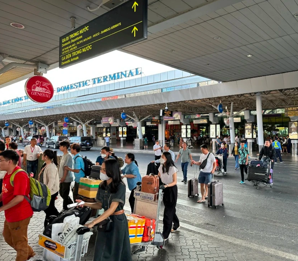 Ngành hàng không Việt đang biến động mạnh về đội tàu bay khiến việc đi lại, du lịch bằng đường hàng không trở nên đắt đỏ.